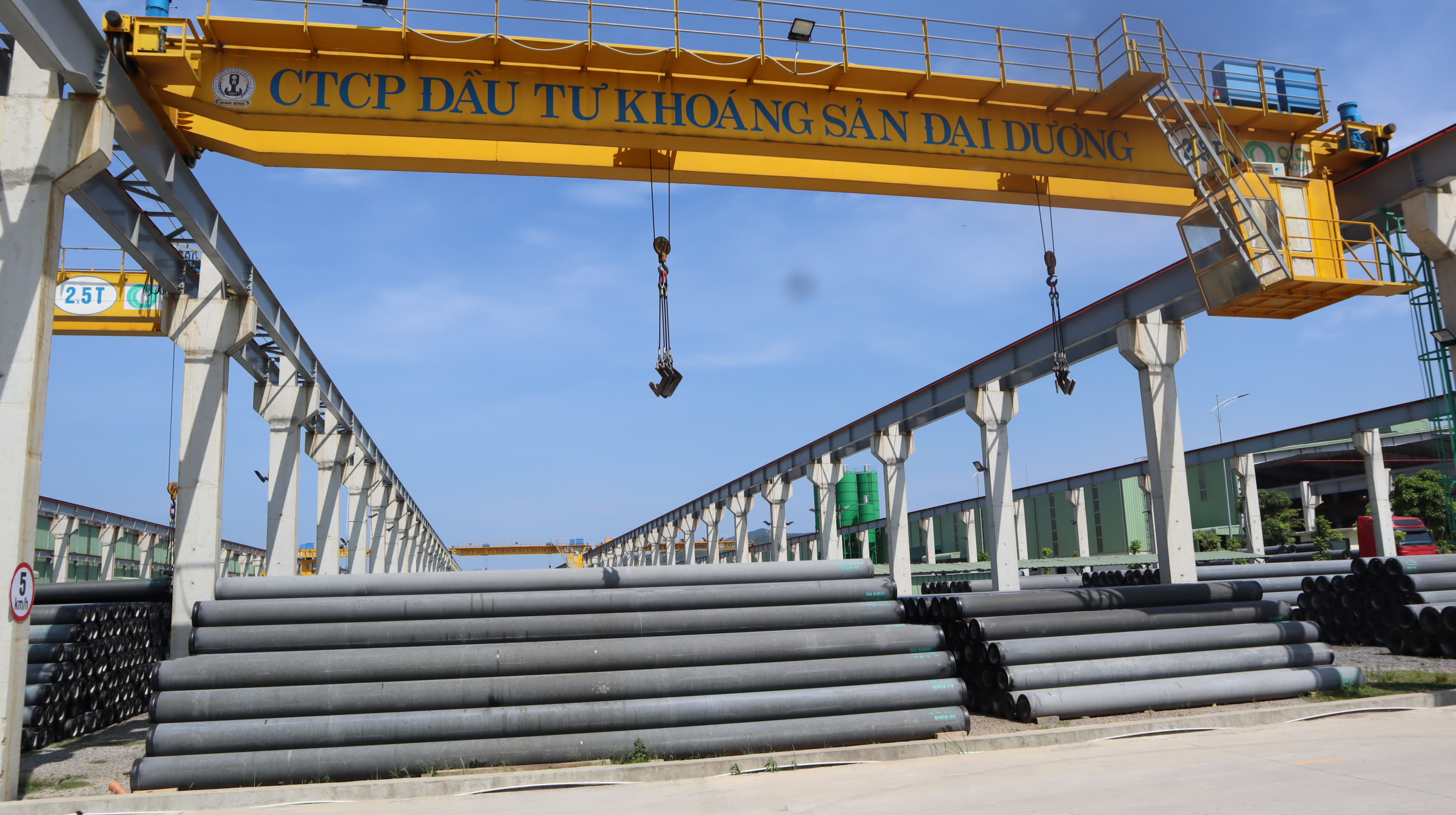cọc bê tông ly tâm tập kết tại bãi