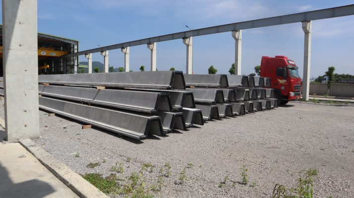 cừ ván bê tông tập kết tại nhà máy đại dương