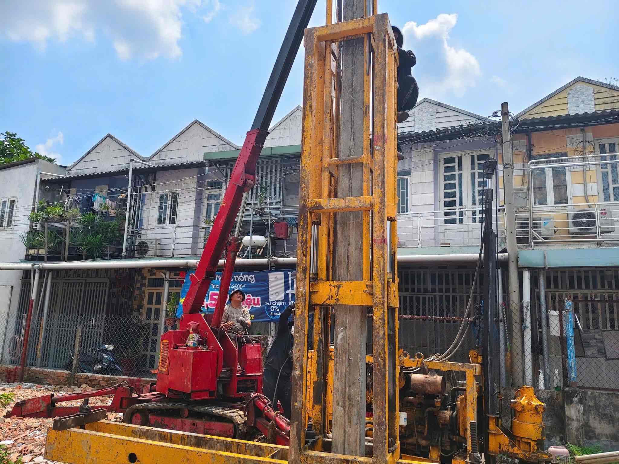 Thi công Ép Cọc Neo bằng hệ thống đối trọng bê tông tại công trường